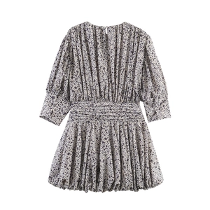 Robe courte à fleurs avec haut plissé et ourlet bouffant en crème clair et violet