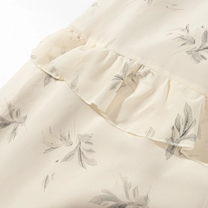 Dettaglio macro del tessuto con stampa floreale, eleganti balze e trame della stoffa