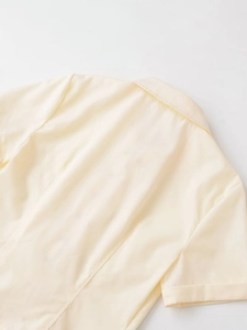 Vue détaillée du dos de la chemise en popeline beige montrant le col et les coutures d'épaule