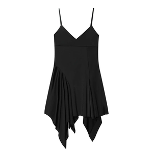 Robe noire chic à fines bretelles avec décolleté en V et ourlet plissé asymétrique