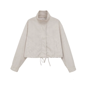 Détail de la veste à carreaux avec col montant et cordon de serrage réglable à l'ourlet
