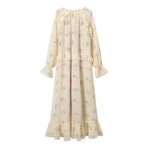 Elegante abito maxi floreale crema con maniche lunghe a balze e polsini svasati