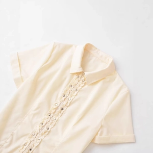 Chemise en popeline crème à manches courtes pour femme avec volants à clous et col à revers