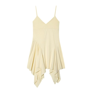 Robe à fines bretelles jaune clair avec col en V et ourlet asymétrique à volants