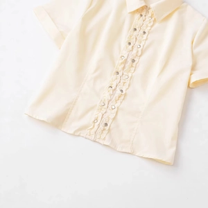Chemise à manches courtes en popeline jaune pâle avec volants et boutons argentés