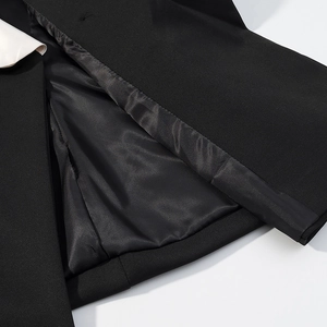 Détail de couture du col en V contrasté et doublure en satin noir de haute qualité