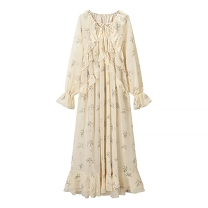 Elegante abito lungo a maniche lunghe bianco crema con stampa di foglie e volant