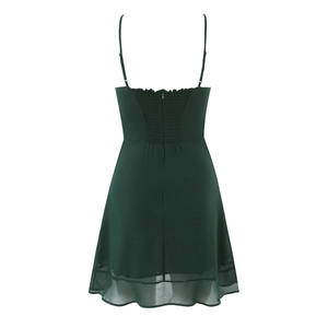 Détail du dos d'une robe moulante vert foncé avec élastique smocké et couches en tulle
