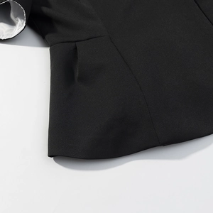 Gros plan détaillé du tissu noir avec coutures précises et doublure blanche satinée