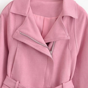 Veste perfecto rose en daim avec col à revers, fermeture zippée et ceinture assortie