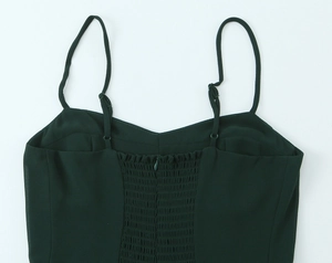 Détail du dos smocké élastique et de la fermeture éclair invisible sur robe verte