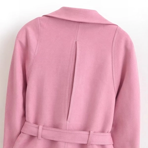 Veste rose en daim synthétique avec col à revers et ceinture assortie, vue arrière détaillée