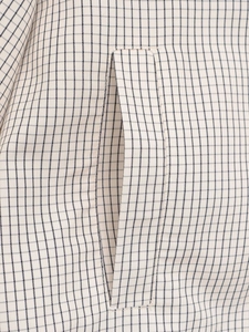 Détail de la texture du tissu à carreaux bleus et coutures de qualité sur les poches