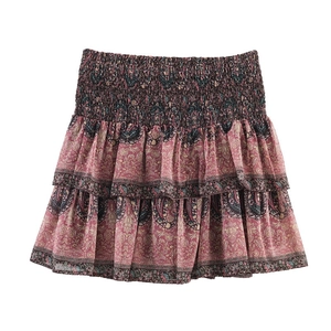 Details von gesmokter hoher Taille und Paisley-Muster auf einem Rüschenrock