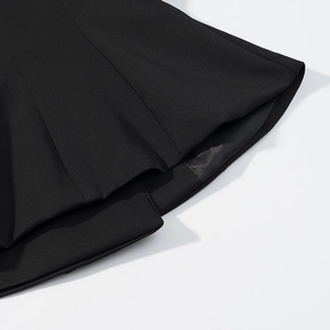 Gros plan détaillé de l'ourlet en tissu noir avec doublure en satin brillant de qualité