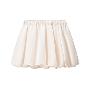 Détail d'une mini-jupe bouffante crème avec taille élastique et ourlet volumineux