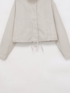 Détail de l'ourlet de veste à carreaux avec cordon de serrage tissé noir et blanc