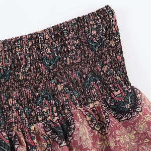 Detail des gesmokten Gummibunds am Rock mit Paisley-Print und floralen Mustern