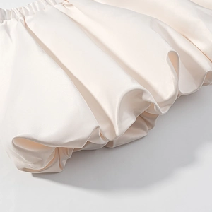Détail de la finition satinée et de la taille élastique plissée de cet ensemble jupe