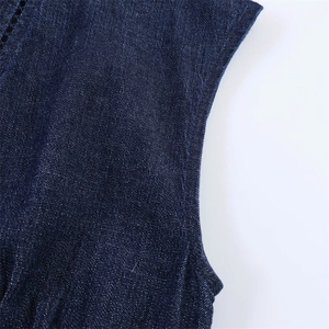 Gros plan détaillé sur la texture du denim bleu foncé et les coutures de haute qualité