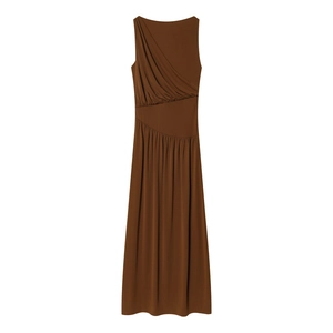 Vue détaillée de la robe sans manches marron foncé avec plis asymétriques et texture drapée