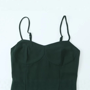 Robe caraco vert foncé ajustée avec fines bretelles réglables et bonnets préformés
