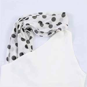 Détail du haut sans manches blanc avec foulard en mousseline à pois noirs et blancs au col