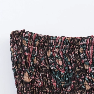 Detailansicht des elastischen Smocking-Stoffs mit lebhaftem Waben-Blumenmuster-Druck