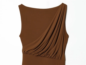 Détail du drapé asymétrique élégant et des plis sur une robe longue sans manches marron