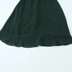 Robe moulante vert foncé avec ourlet à volants élégant en mousseline légère