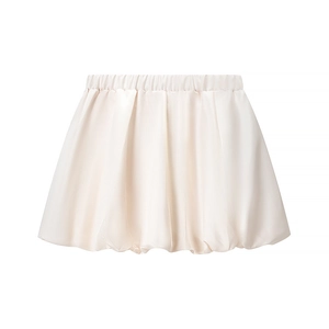 Détail d'une jupe boule en satin champagne avec taille plissée élastique et fini soyeux