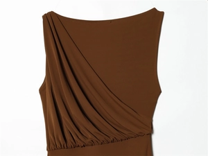 Vue détaillée d'une robe marron sans manches avec drapé asymétrique et plis élégants
