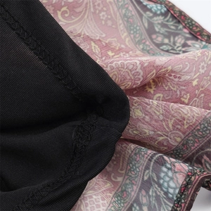 Makroaufnahme von Rippstrickgewebe vernäht mit Paisley-Print-Chiffon Textur