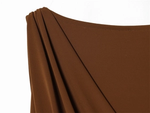 Détail de la robe marron plissée montrant la texture fluide et les coutures de précision