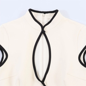 Schickes cremefarbenes Kleid mit Stehkragen, schwarzen Kontrastkanten und Tropfenausschnitt