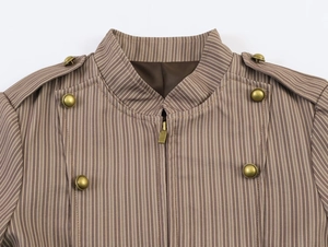 Dettaglio macro del blazer a righe con collo alto, cerniera metallica e spalline con bottoni oro