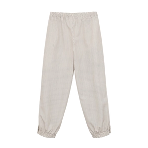 Détail du jogging vichy avec taille élastique et chevilles resserrées en couleur claire
