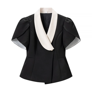 Blazer noir à manches courtes avec col contrasté blanc et manches bouffantes