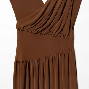 Robe longue française marron foncé ajustée avec drapé asymétrique et plissés élégants