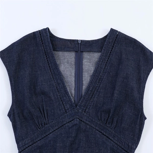 Robe en jean bleu foncé tendance avec col en V profond et patchwork de dentelle délicate