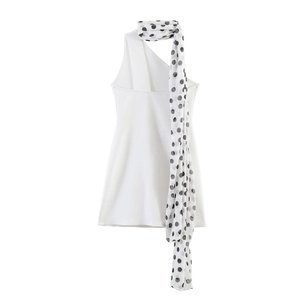 Robe blanche sans manches à col licou avec une écharpe élégante à pois noirs et blancs