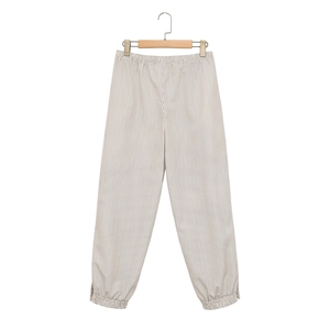 Détail du pantalon décontracté à carreaux avec taille élastique et ourlet à cordon