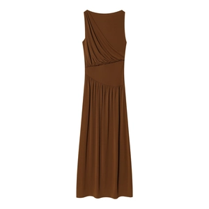 Robe longue marron sans manches avec encolure asymétrique drapée et taille plissée