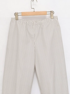 Détail du pantalon femme à carreaux noir et blanc avec une taille élastique très confortable