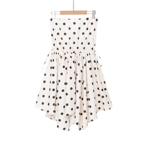 Detailansicht weißes trägerloses Polka-Dot-Kleid mit Gummizug und Kordelzug-Details