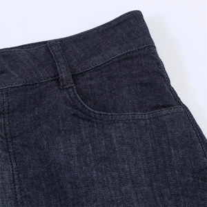 Gonna-pantalone in denim blu scuro da donna con passanti e dettagli sulle tasche