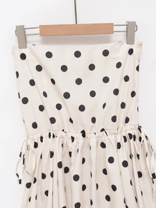 Nahaufnahme von Polka-Dot-Stoff mit verstellbarem Kordelzug und seitlichem Reißverschluss