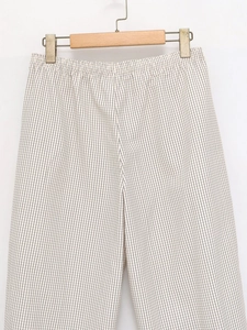 Détail d'un pantalon droit à carreaux avec une taille élastique confortable