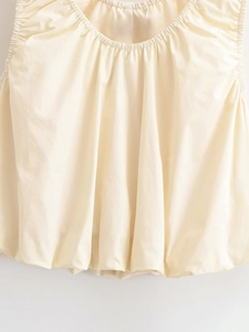 Gros plan d'un haut sans manches beige avec col froncé et ourlet bouffant chic
