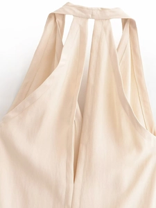 Détail du haut licou en satin champagne montrant les coutures et l'encolure évidée chic